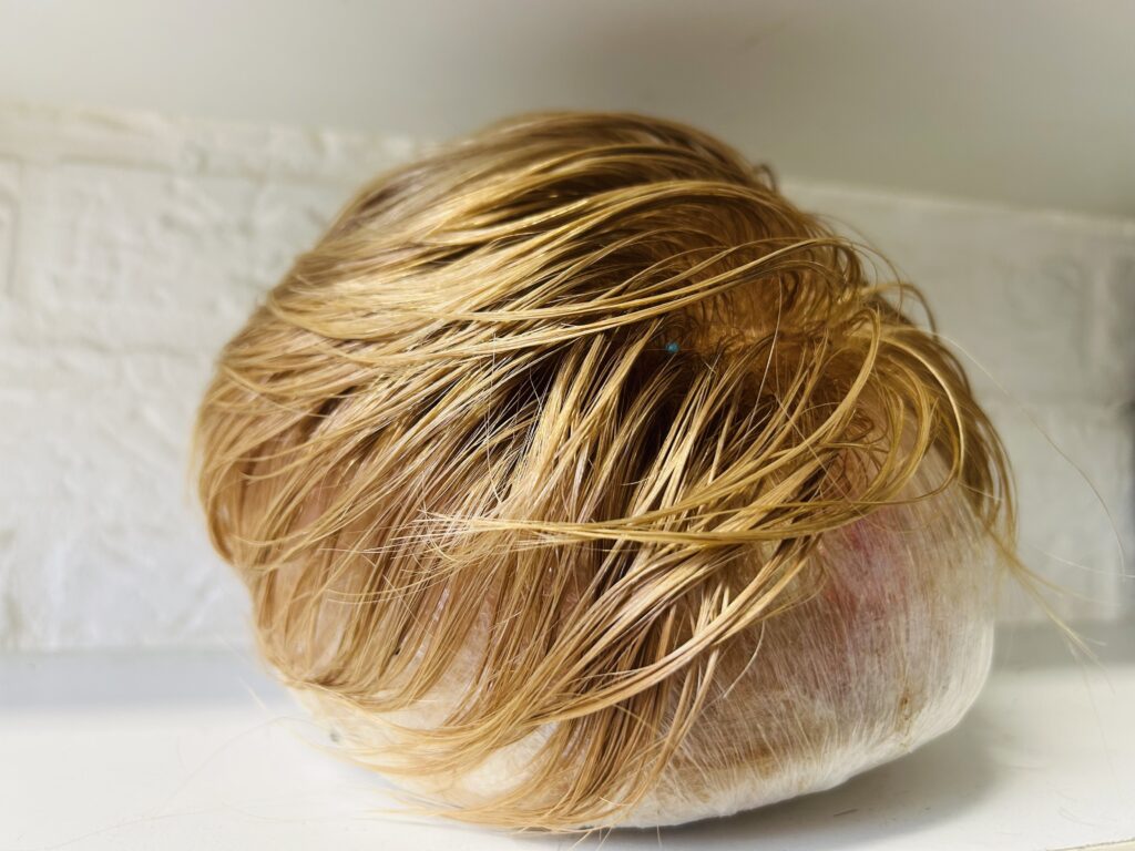 In het atelier van Just Hair worden alle haarwerken met de hand op maat gemaakt.