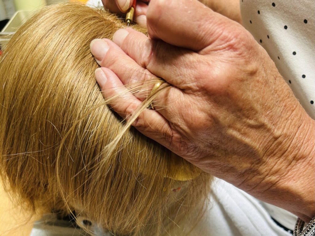 haarwerk wordt gemaakt door haarwerkspecialist in het atelier van Just Hair