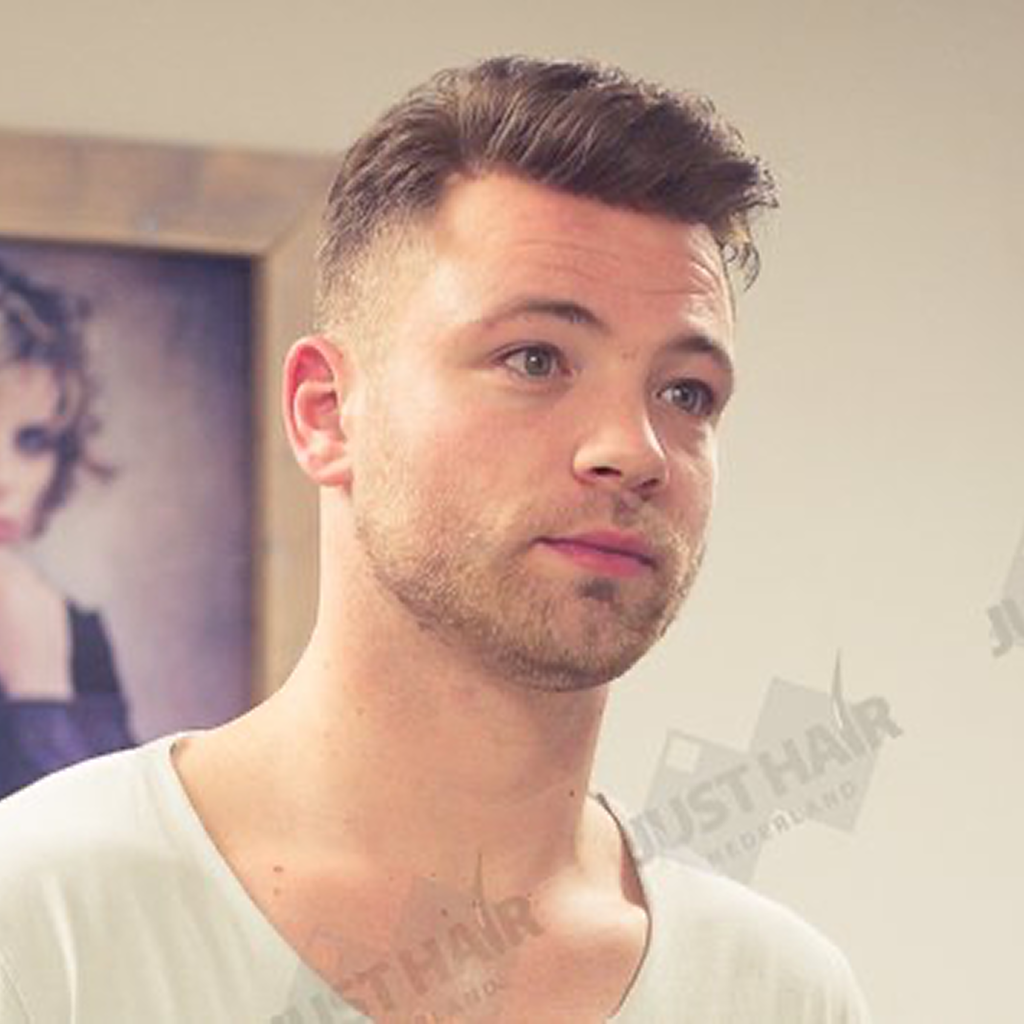 Man nadat hij een toupet van echt haar van Just Hair aangemeten heeft gekregen.